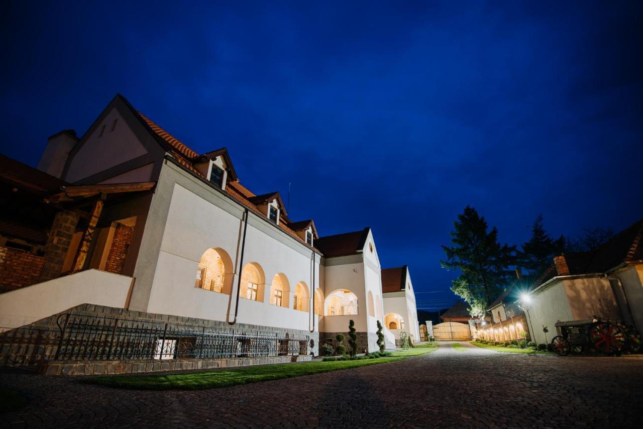 Molnos Kuria Pension Corund  Luaran gambar