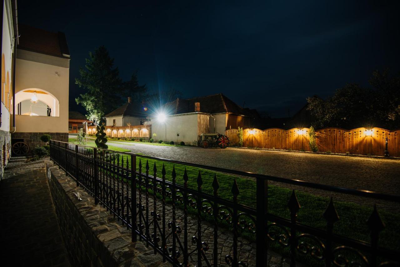 Molnos Kuria Pension Corund  Luaran gambar