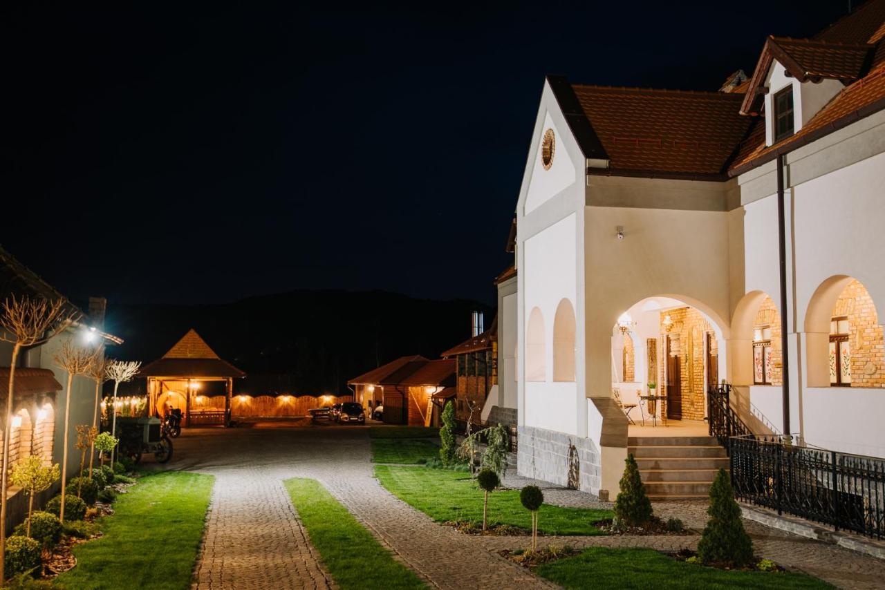 Molnos Kuria Pension Corund  Luaran gambar